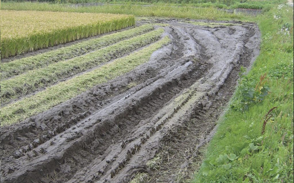 収穫作業時のコンバインによる土の練り返し