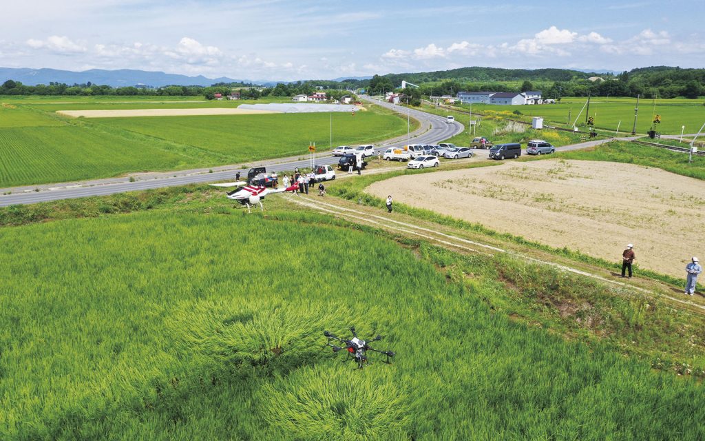 2020年8月3日、旭川市で行ったドローンと無人ヘリの比較試験の様子。