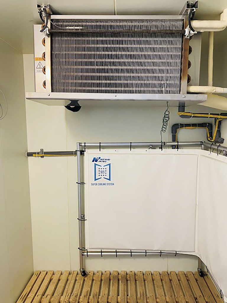 プレハブ低温貯蔵庫内に設置したSCSのパネル（写真下）