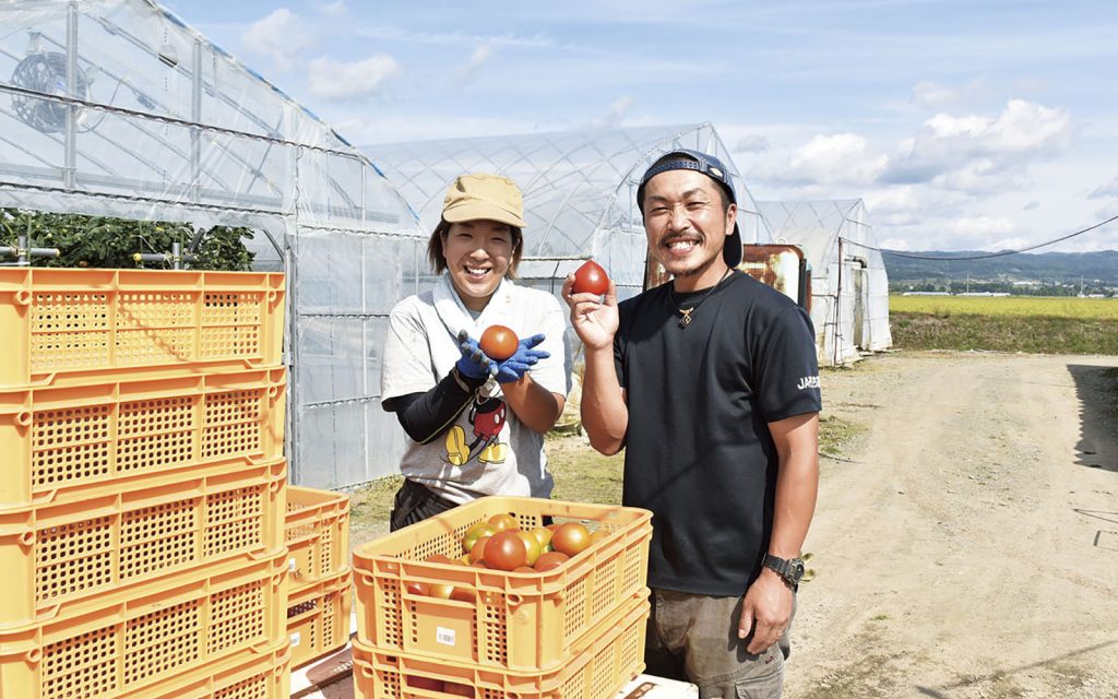 そらち南農協スライストマト組合長の岸田慶志さんと妻の瞳さん