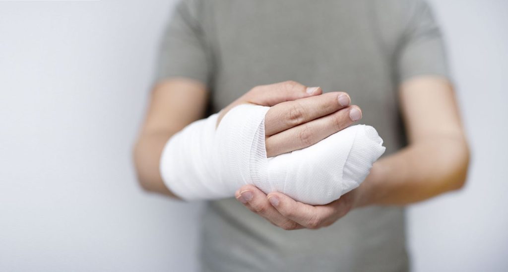 作業事故で多い指の切断は、軟部組織の再建や感染症の治療などで3回以上の手術を繰り返すことが多いです。
