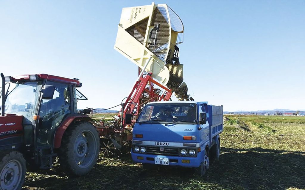 水稲以外の収穫は仲間と受託法人をつくり、自らも出役。機械の共同所有でコストを低減しています。