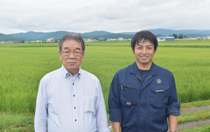 有限会社コントラクター旭川 専務取締役　板谷 芳男さん（左） 製粉加工課 課長　光澤 純平さん（右）