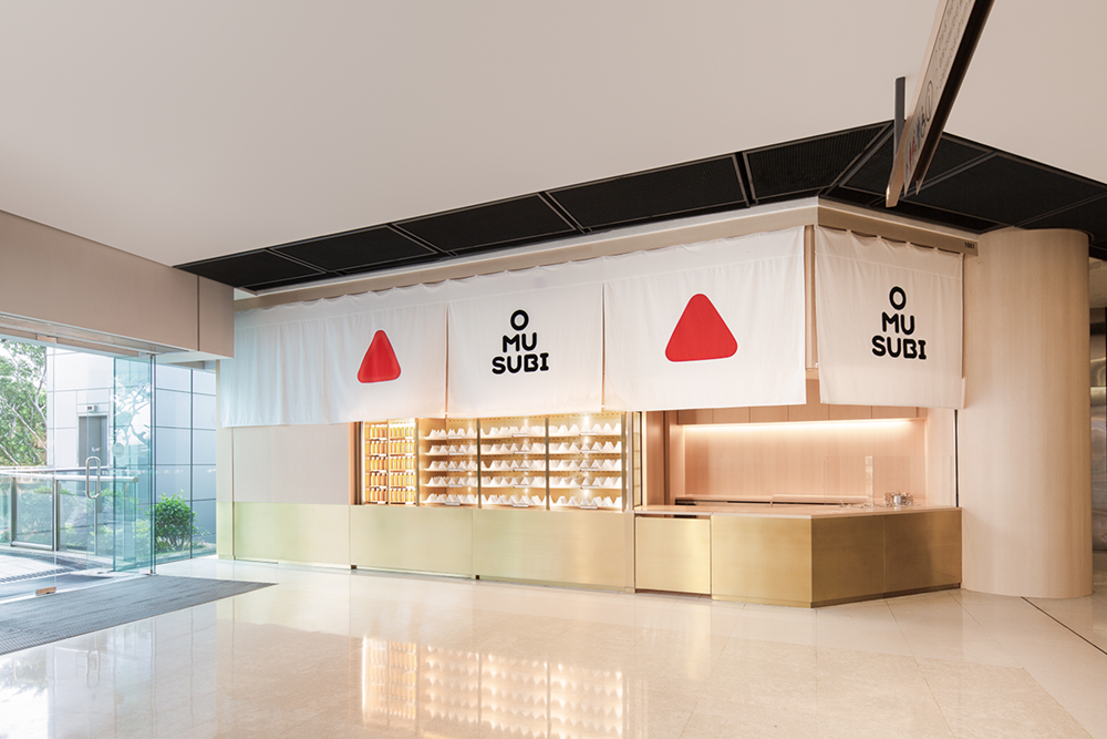 写真2.ロゴや店舗デザインなど、日本を代表するクリエイティブ・ディレクター佐藤可士和氏が担当した世界展開ブランド「OMUSUBI」。2030年には世界で1万店舗を目指しています。