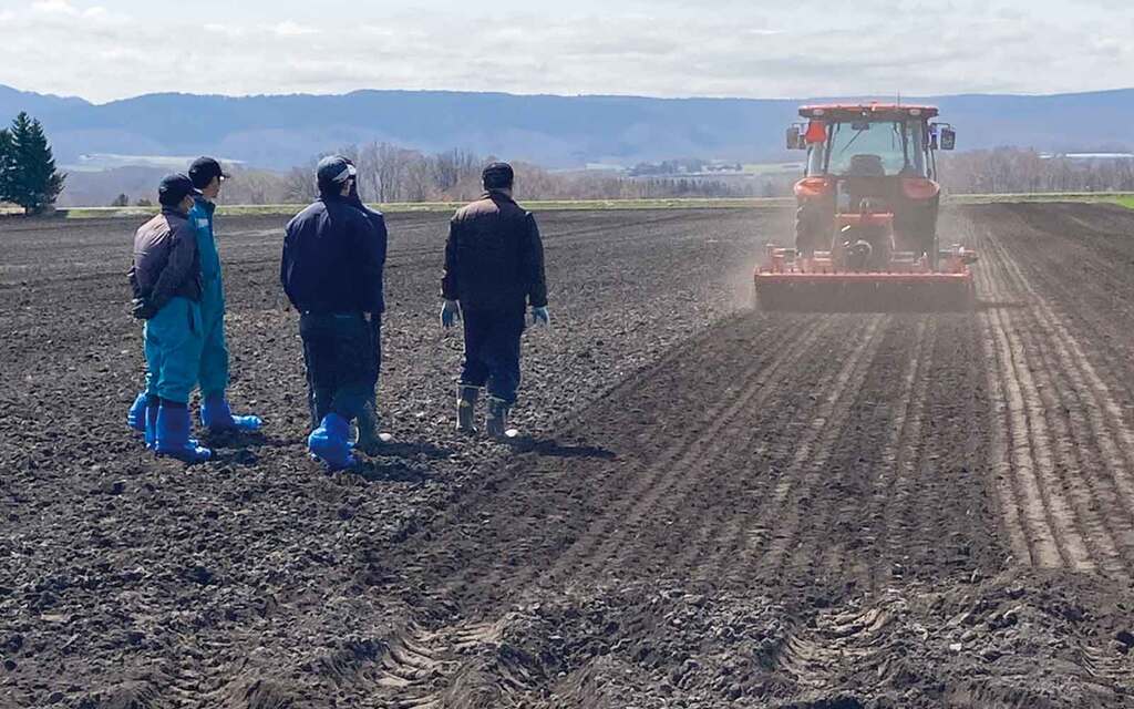 写真4_ロボットトラクタによるてん菜圃場の砕土整地