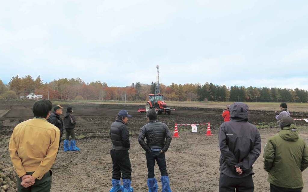 写真1ロボットトラクタの実演