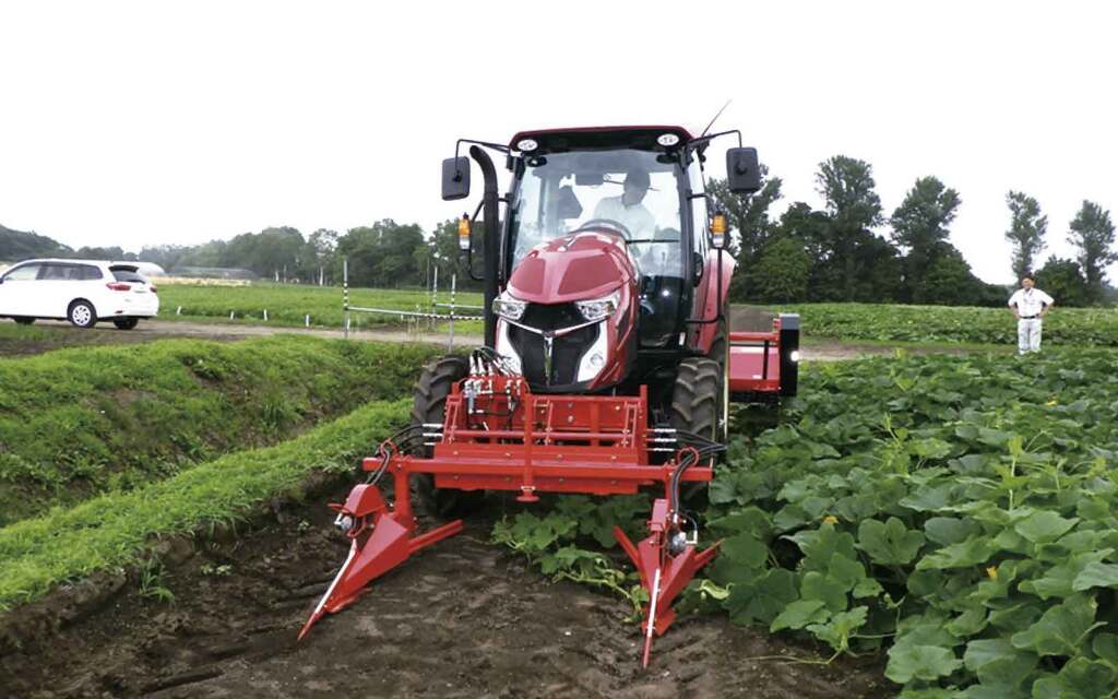 写真デバイダーを装着したトラクターでの作業