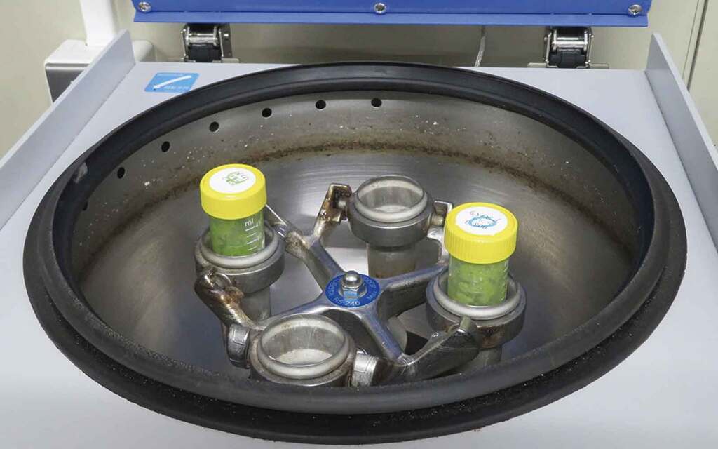 ②遠心分離機にかけ農薬成分を抽出します