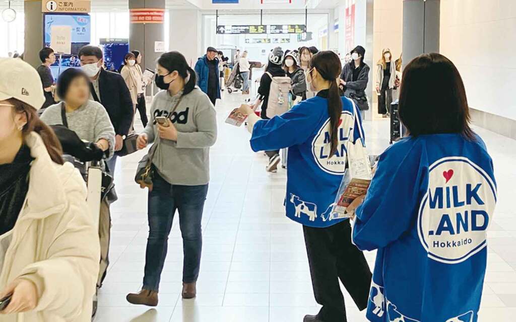 写真3_新千歳空港で訪日外国人にLL牛乳_ほたてスープをPR配布