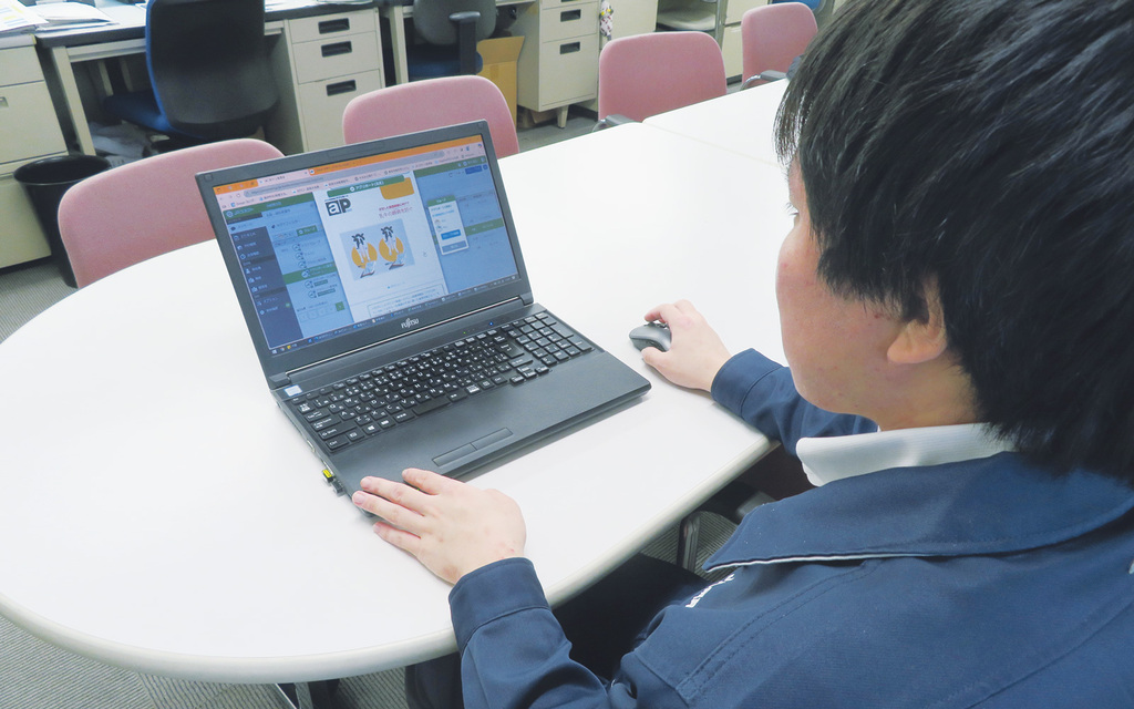 写真1.アグリポート記事の配信を進める新井さん