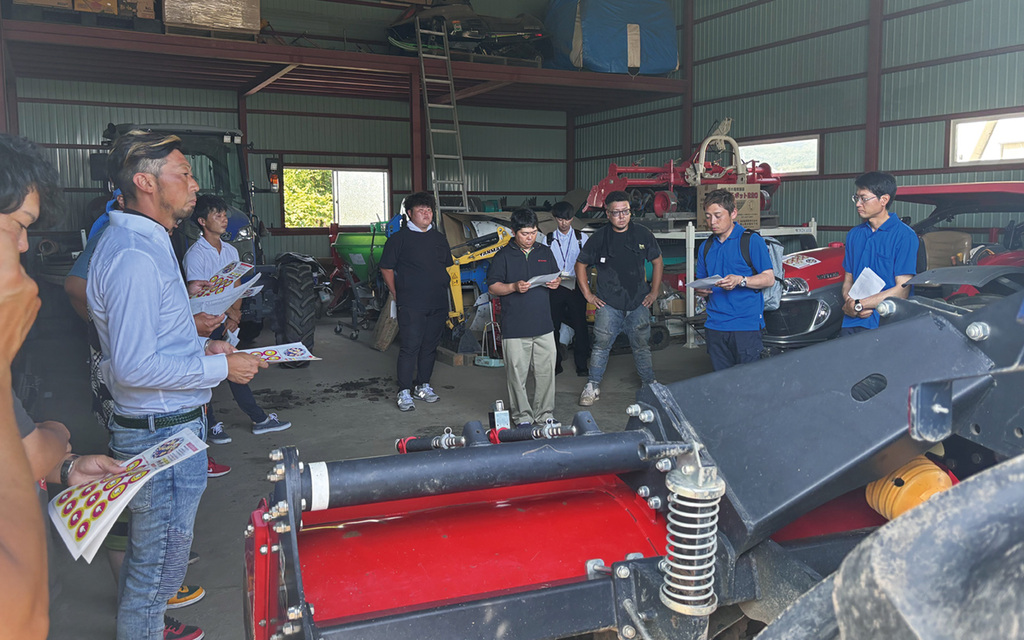 JAオホーツク網走青年部が作成したステッカーを使い、トラクターの危険箇所を確認する実地研修を実施。