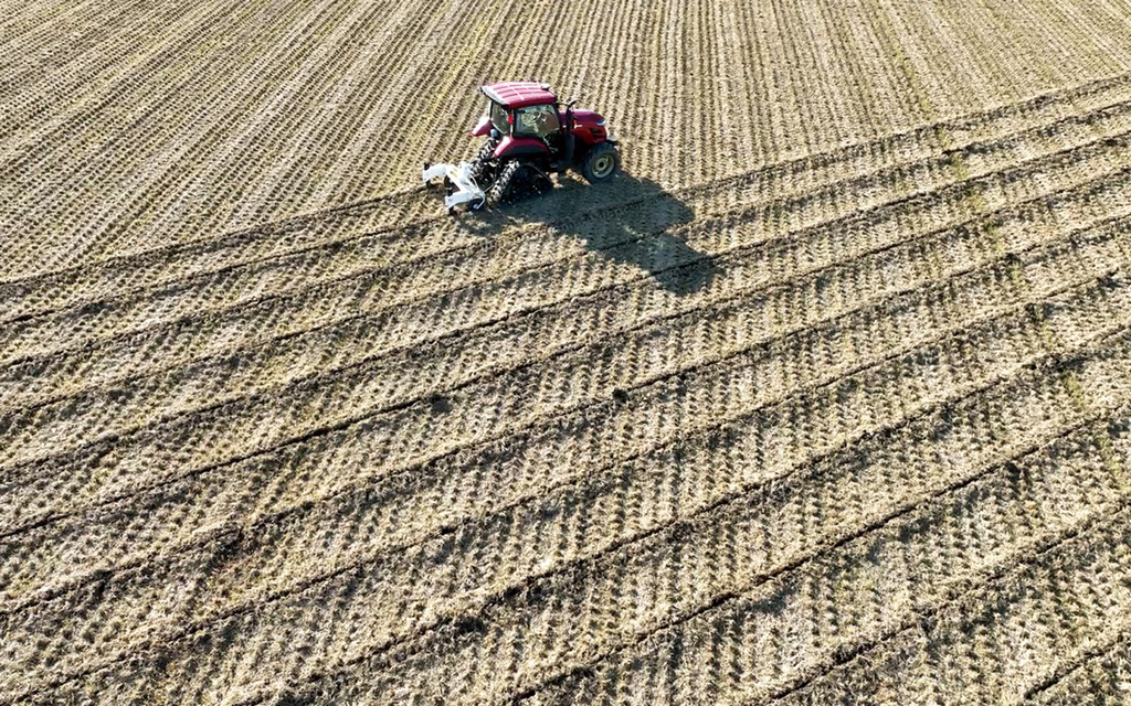 暗きょに対し垂直または斜めに施工すること。