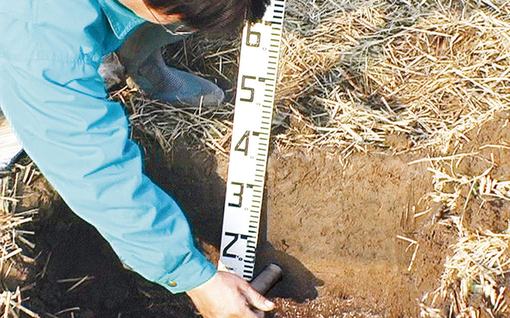 耕盤層の深さを確認してから施工深さを決めること。