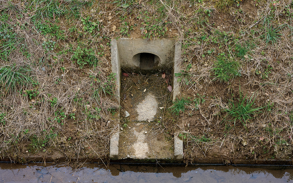 暗きょを導入すれば自然に排水が進むわけではなく、圃場をよく観察し総合的な対策が求められます。排水性は「維持する力」が大切です。排水路や暗きょ出口の管理、心土破砕の定期施工など、継続的なメンテナンスや対策が欠かせません。